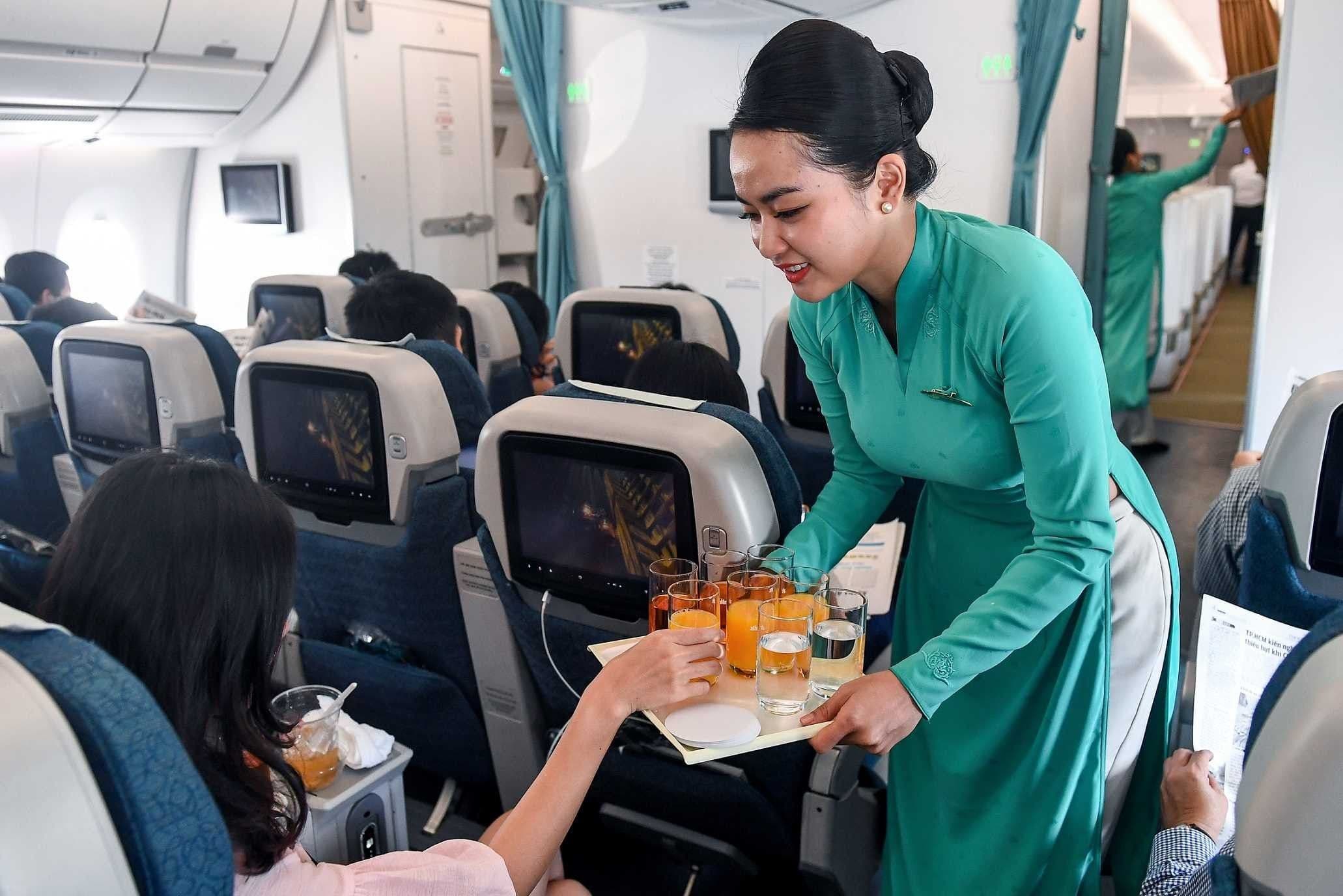 越南航空空乘人员在机舱内服务,展现越南旅行航班体验