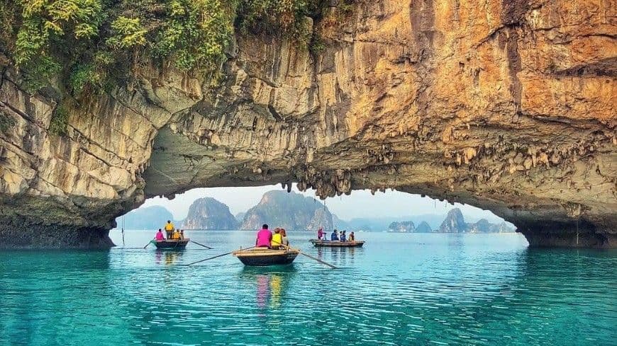 下龙湾岩洞