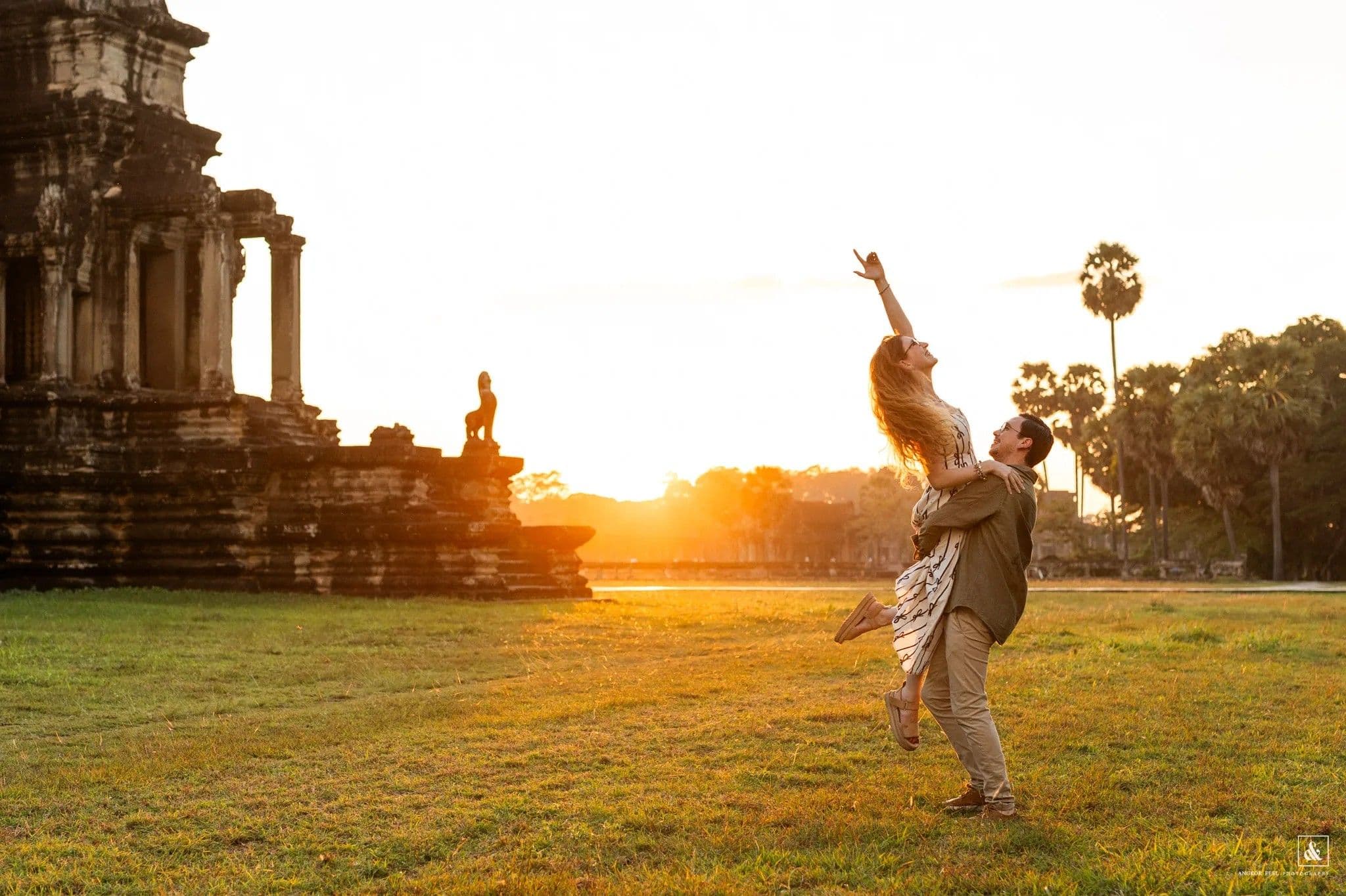 情侣在吴哥窟庆祝