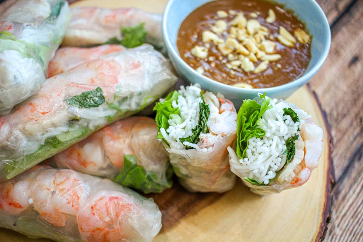 越南街头小吃摊上的米粉、法棍、烤肉和当地饮品