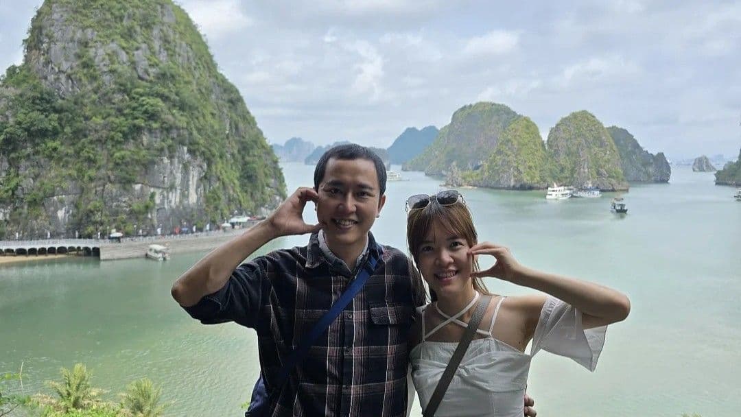 游客在下龙湾