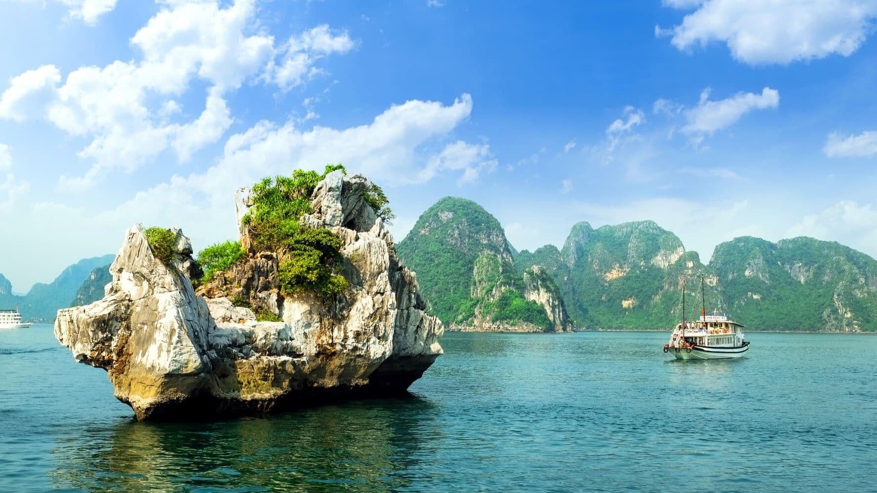 下龙湾海上岩石