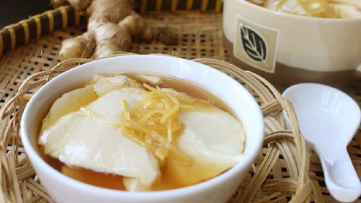 越南街头小吃摊上的米粉、法棍、烤肉和热豆腐花