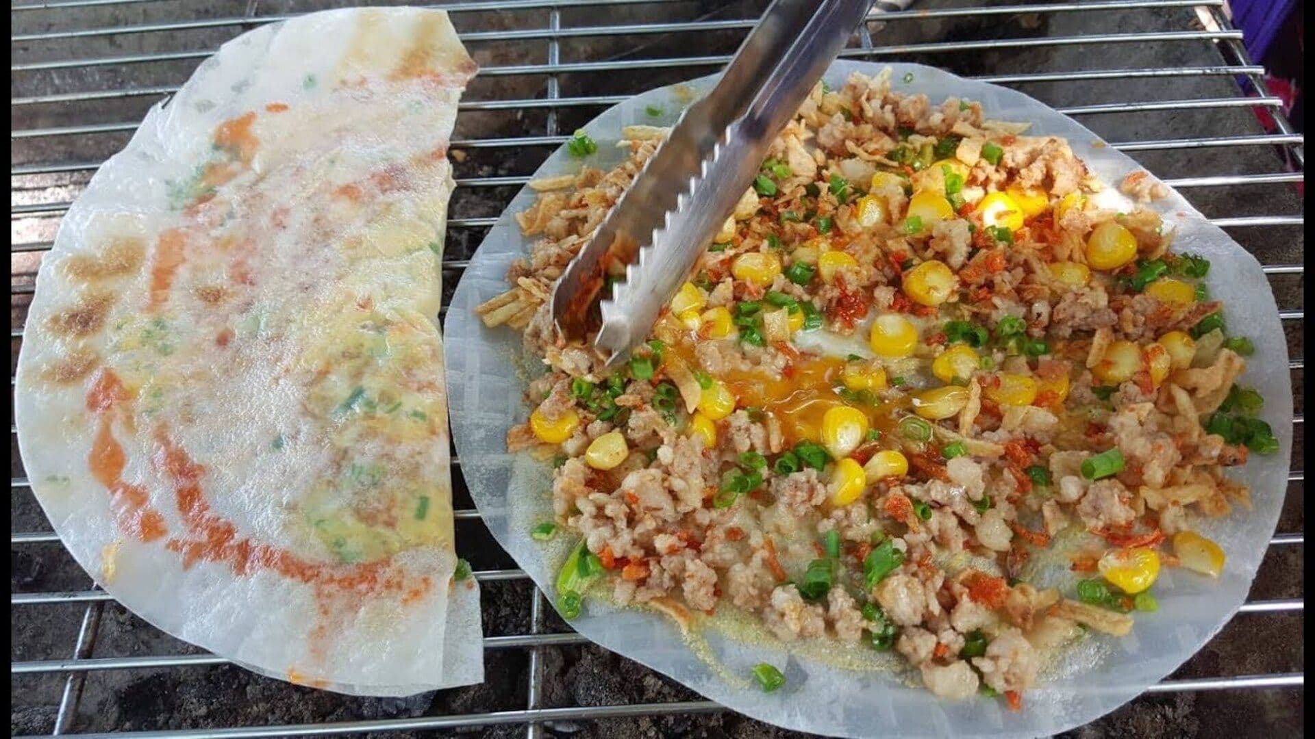 越南街头小吃摊上的米粉、法棍、烤肉和当地饮品